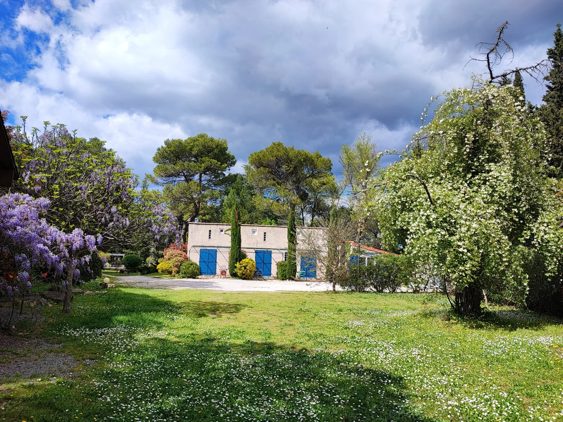 Les chambres du mas et le jardin à Caveirac