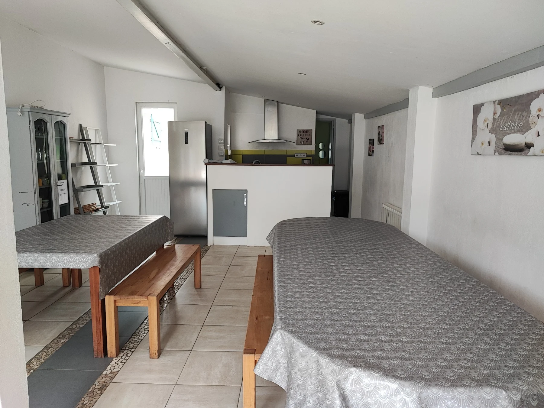 La pièce commune de 50 m² avec tables et cuisine